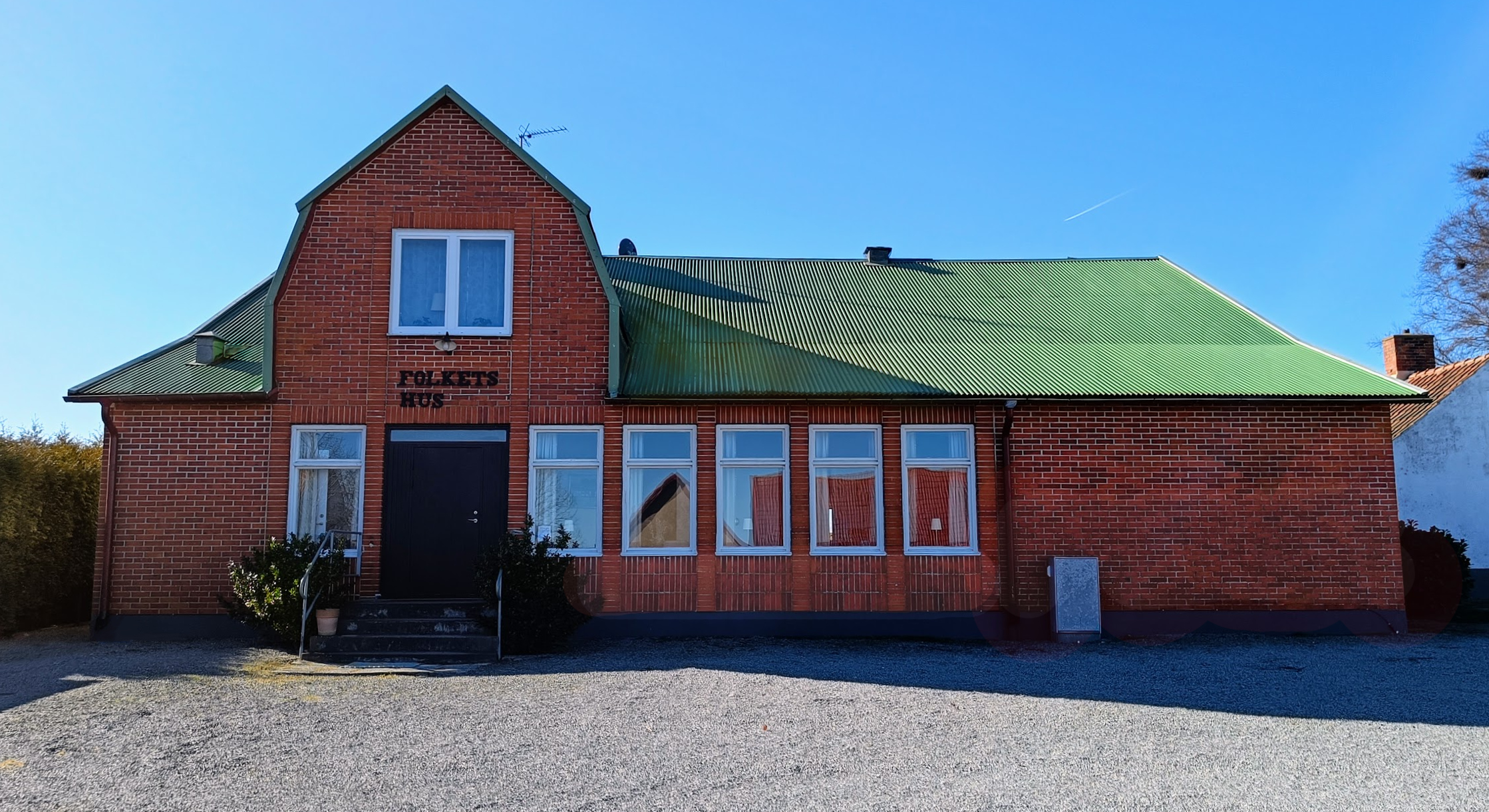 Balkåkra Folkets Hus fasad och parkering